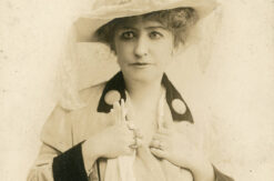 A sepia photo of Minnie Fiske, a stylish woman of the turn of the twentieth century